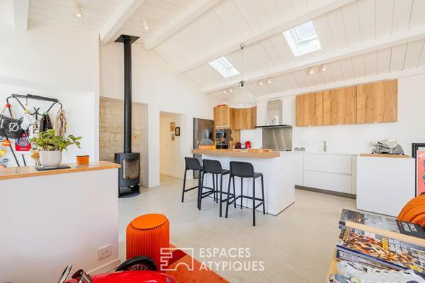 Ancien chai revisitée en Villa Arty aux couleurs Solaires, proche de la Plage.