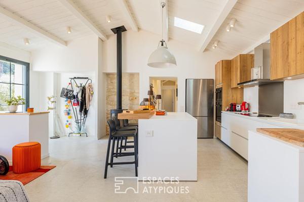 Ancien chai revisitée en Villa Arty aux couleurs Solaires, proche de la Plage.