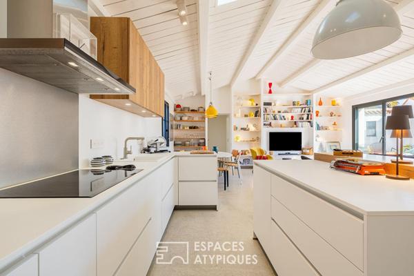 Ancien chai revisitée en Villa Arty aux couleurs Solaires, proche de la Plage.