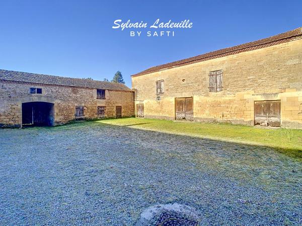 Corps de ferme a restaurer de 95 m² habitables avec 400 m² de dépendances sur un terrain de 3 500 m²