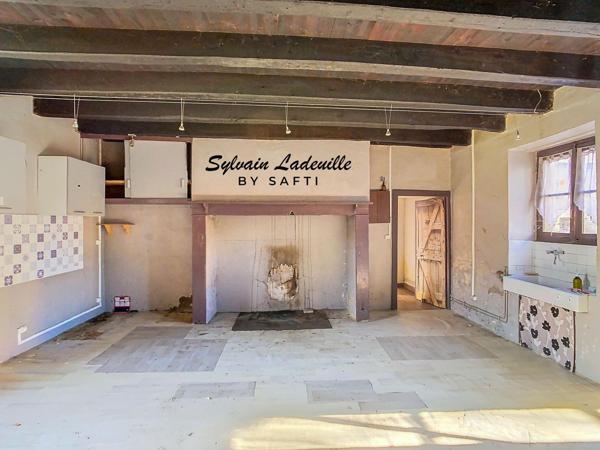 Corps de ferme a restaurer de 95 m² habitables avec 400 m² de dépendances sur un terrain de 3 500 m²