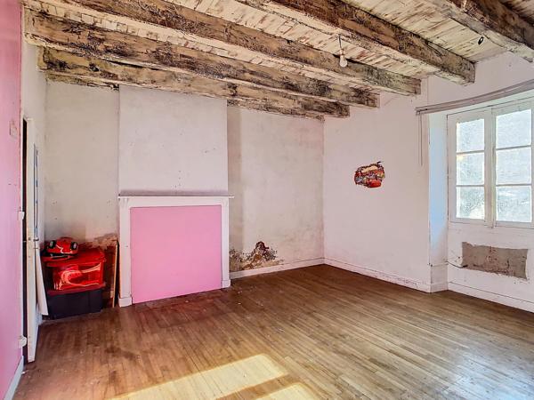 Corps de ferme a restaurer de 95 m² habitables avec 400 m² de dépendances sur un terrain de 3 500 m²