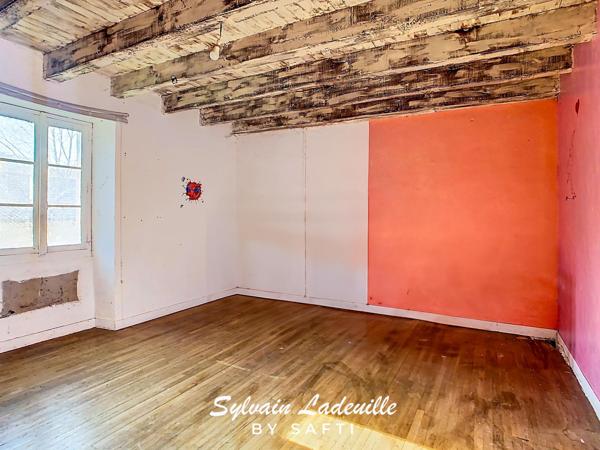 Corps de ferme a restaurer de 95 m² habitables avec 400 m² de dépendances sur un terrain de 3 500 m²