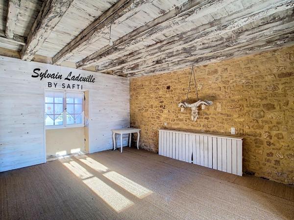 Corps de ferme a restaurer de 95 m² habitables avec 400 m² de dépendances sur un terrain de 3 500 m²