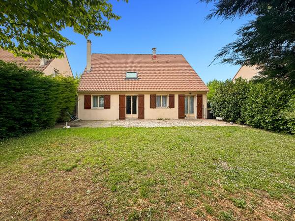 A vendre à Vauréal belle et grande maison familiale de 7 pièces sur terrain de 455 m2