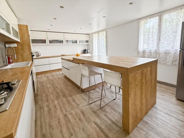 A vendre à Vauréal belle et grande maison familiale de 7 pièces sur terrain de 455 m2