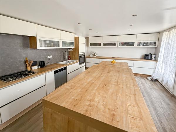 A vendre à Vauréal belle et grande maison familiale de 7 pièces sur terrain de 455 m2