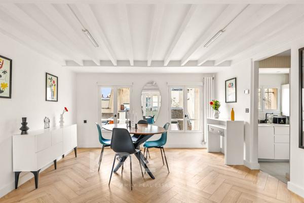 Appartement duplex en dernier étage avec blacon et terrasse sur l'Ile Saint Louis