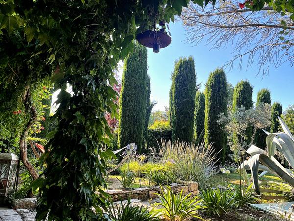 Pernes-les-Fontaines (84210) Nouveau, au coeur d'un parc arboré, de 1516 m2, magnifique Demeure avec ses 2 dépendances, piscine 5/12, plein