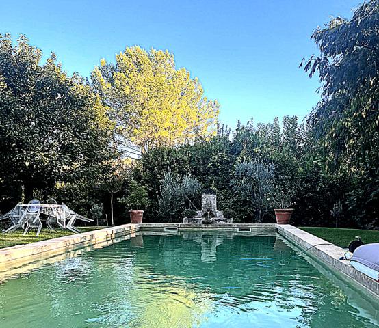 Pernes-les-Fontaines (84210) Nouveau, au coeur d'un parc arboré, de 1516 m2, magnifique Demeure avec ses 2 dépendances, piscine 5/12, plein