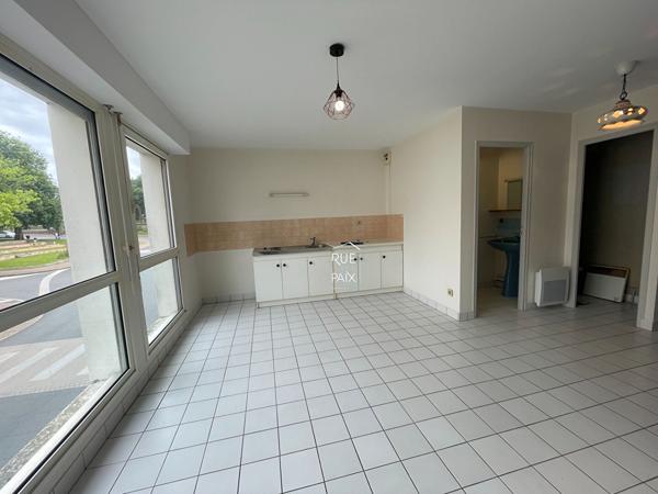 79300 BRESSUIRE Studio non-meublé à louer en centre-ville de Bressuire