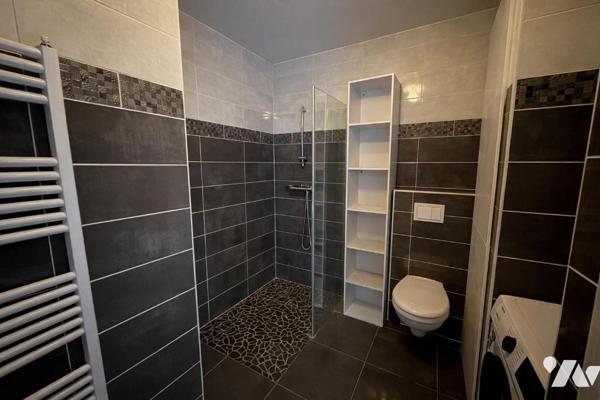 Appartement d'une surface de 65,99 m², composé de trois pièces.

Il se compose d'une entrée a...