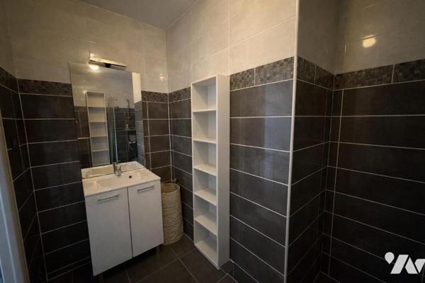 Appartement d'une surface de 65,99 m², composé de trois pièces.

Il se compose d'une entrée a...