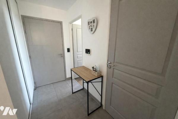 Appartement d'une surface de 65,99 m², composé de trois pièces.

Il se compose d'une entrée a...
