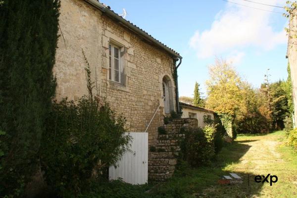 PROPRIÉTÉ DE CHARME À RÉNOVER À DOMPIERRE SUR MER.