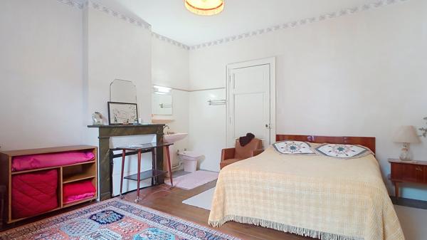 A vendre Maison à Port Sainte Marie 238m² avec cour, jardin, appartement et garage.