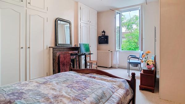 A vendre Maison à Port Sainte Marie 238m² avec cour, jardin, appartement et garage.