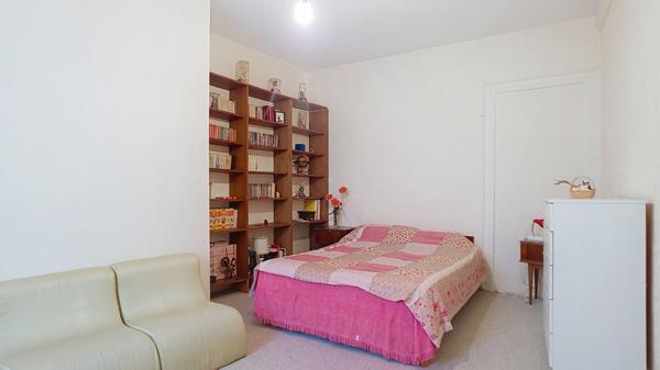 A vendre Maison à Port Sainte Marie 238m² avec cour, jardin, appartement et garage.