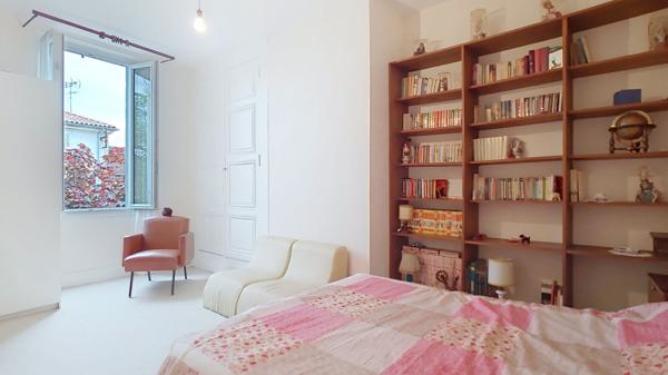 A vendre Maison à Port Sainte Marie 238m² avec cour, jardin, appartement et garage.