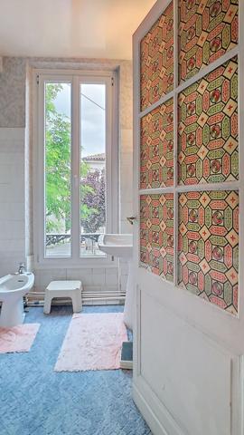 A vendre Maison à Port Sainte Marie 238m² avec cour, jardin, appartement et garage.