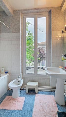 A vendre Maison à Port Sainte Marie 238m² avec cour, jardin, appartement et garage.