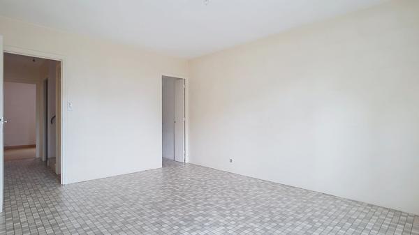 A vendre Maison à Port Sainte Marie 238m² avec cour, jardin, appartement et garage.