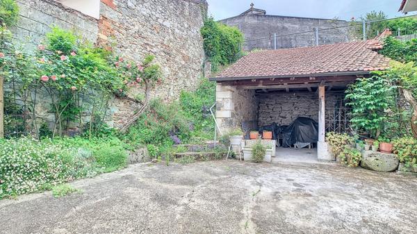 A vendre Maison à Port Sainte Marie 238m² avec cour, jardin, appartement et garage.