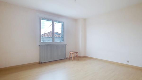 A vendre Maison à Port Sainte Marie 238m² avec cour, jardin, appartement et garage.