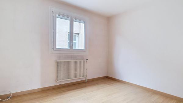 A vendre Maison à Port Sainte Marie 238m² avec cour, jardin, appartement et garage.