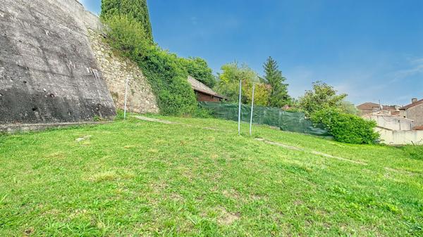 A vendre Maison à Port Sainte Marie 238m² avec cour, jardin, appartement et garage.