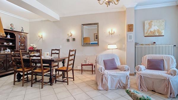 A vendre Maison à Port Sainte Marie 238m² avec cour, jardin, appartement et garage.