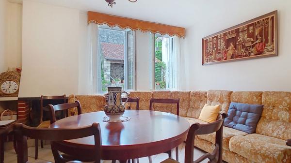 A vendre Maison à Port Sainte Marie 238m² avec cour, jardin, appartement et garage.