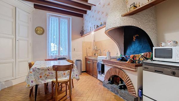 A vendre Maison à Port Sainte Marie 238m² avec cour, jardin, appartement et garage.