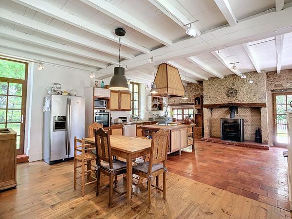 Maison de charme à vendre à Nérac - Un havre de verdure sur 37 000 m²