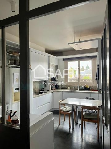 Maison de ville en hyper centre, 8 pièces, 5 chambres, garage et jardin.