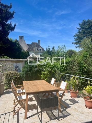 Maison de ville en hyper centre, 8 pièces, 5 chambres, garage et jardin.