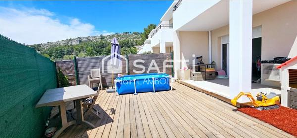 À vendre – Charmante maison à La Bouilladisse  Découvrez cette magnifique maison de 89 m², idéalement située sur la commune de La Bouilladisse. Baignée de lumière grâce à son exposition plein sud, elle offre un agréable jardin, un garage ainsi qu’une place de parking privative.  Une opportunité à ne pas manquer !  Dis-moi si tu veux ajouter des précisions sur les équipements, l'agencement ou l'environnement.