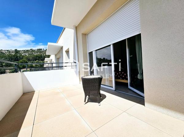 À vendre – Charmante maison à La Bouilladisse  Découvrez cette magnifique maison de 89 m², idéalement située sur la commune de La Bouilladisse. Baignée de lumière grâce à son exposition plein sud, elle offre un agréable jardin, un garage ainsi qu’une place de parking privative.  Une opportunité à ne pas manquer !  Dis-moi si tu veux ajouter des précisions sur les équipements, l'agencement ou l'environnement.