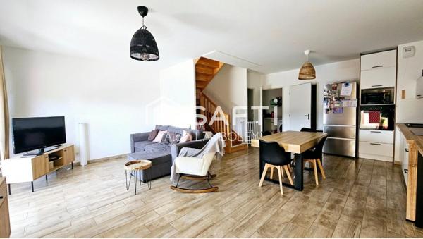 À vendre – Charmante maison à La Bouilladisse  Découvrez cette magnifique maison de 89 m², idéalement située sur la commune de La Bouilladisse. Baignée de lumière grâce à son exposition plein sud, elle offre un agréable jardin, un garage ainsi qu’une place de parking privative.  Une opportunité à ne pas manquer !  Dis-moi si tu veux ajouter des précisions sur les équipements, l'agencement ou l'environnement.