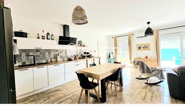 À vendre – Charmante maison à La Bouilladisse  Découvrez cette magnifique maison de 89 m², idéalement située sur la commune de La Bouilladisse. Baignée de lumière grâce à son exposition plein sud, elle offre un agréable jardin, un garage ainsi qu’une place de parking privative.  Une opportunité à ne pas manquer !  Dis-moi si tu veux ajouter des précisions sur les équipements, l'agencement ou l'environnement.