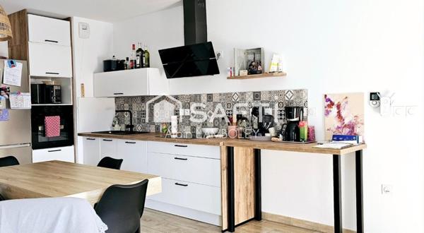 À vendre – Charmante maison à La Bouilladisse  Découvrez cette magnifique maison de 89 m², idéalement située sur la commune de La Bouilladisse. Baignée de lumière grâce à son exposition plein sud, elle offre un agréable jardin, un garage ainsi qu’une place de parking privative.  Une opportunité à ne pas manquer !  Dis-moi si tu veux ajouter des précisions sur les équipements, l'agencement ou l'environnement.