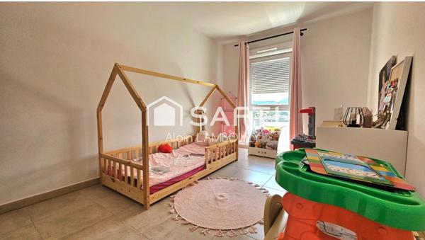 À vendre – Charmante maison à La Bouilladisse  Découvrez cette magnifique maison de 89 m², idéalement située sur la commune de La Bouilladisse. Baignée de lumière grâce à son exposition plein sud, elle offre un agréable jardin, un garage ainsi qu’une place de parking privative.  Une opportunité à ne pas manquer !  Dis-moi si tu veux ajouter des précisions sur les équipements, l'agencement ou l'environnement.