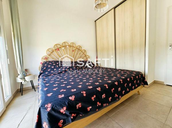 À vendre – Charmante maison à La Bouilladisse  Découvrez cette magnifique maison de 89 m², idéalement située sur la commune de La Bouilladisse. Baignée de lumière grâce à son exposition plein sud, elle offre un agréable jardin, un garage ainsi qu’une place de parking privative.  Une opportunité à ne pas manquer !  Dis-moi si tu veux ajouter des précisions sur les équipements, l'agencement ou l'environnement.