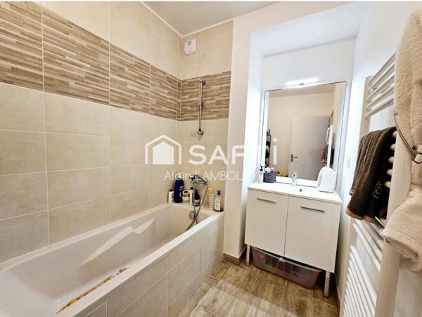 À vendre – Charmante maison à La Bouilladisse  Découvrez cette magnifique maison de 89 m², idéalement située sur la commune de La Bouilladisse. Baignée de lumière grâce à son exposition plein sud, elle offre un agréable jardin, un garage ainsi qu’une place de parking privative.  Une opportunité à ne pas manquer !  Dis-moi si tu veux ajouter des précisions sur les équipements, l'agencement ou l'environnement.