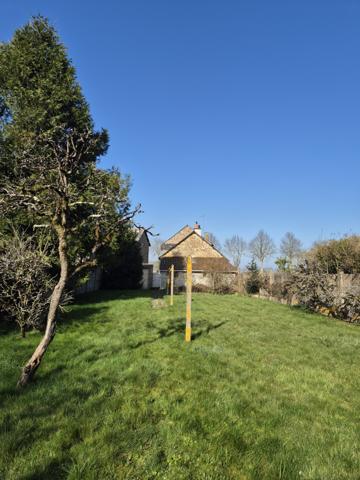 Maison en pierres à rénover avec garage et terrain de 830m2