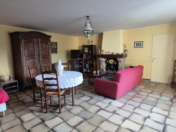 Maison en pierres à rénover avec garage et terrain de 830m2