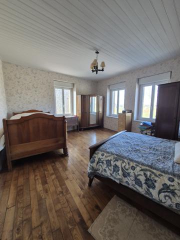 Maison en pierres à rénover avec garage et terrain de 830m2