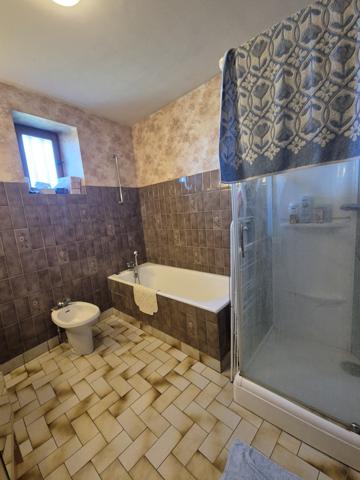 Maison en pierres à rénover avec garage et terrain de 830m2