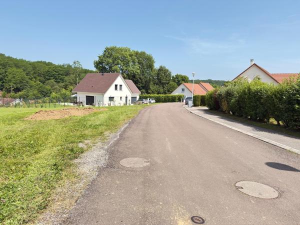 Terrain à batir de 1080 m2 borné et viabilisé.
