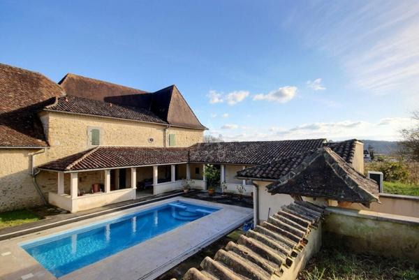 Maison de charme fin XVIII?  296 m²  Parc de 1,5 ha  Piscine  Dépendances